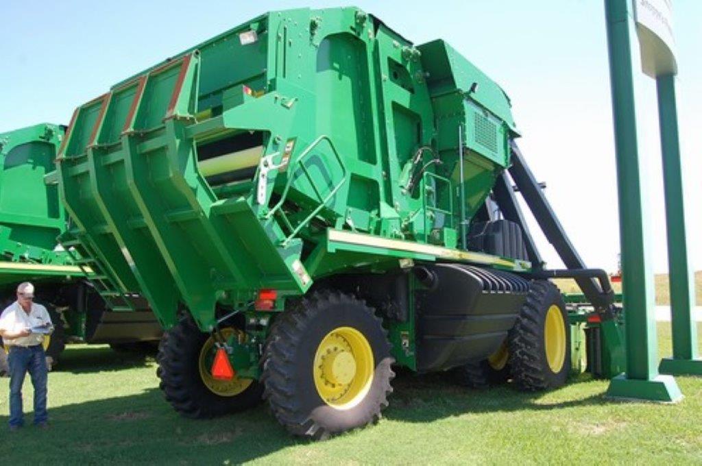 Combine Harvester, John Deere, RoRo, Self-propelled, Agricultural Machinery Combine Harvester, John Deere, RoRo, Self-propelled, Agricultural Machinery